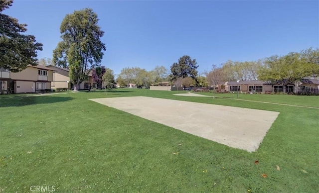 view of property's community featuring a yard