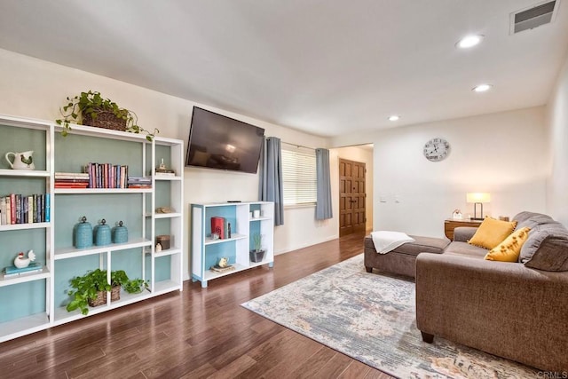 living area featuring baseboards, recessed lighting, wood finished floors, and visible vents