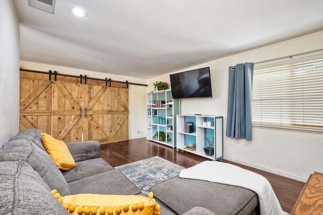 living room featuring a barn door, recessed lighting, baseboards, wood finished floors, and visible vents