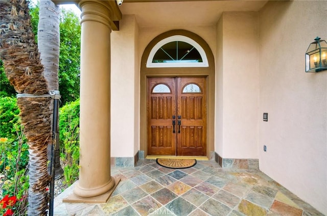 view of exterior entry featuring stucco siding
