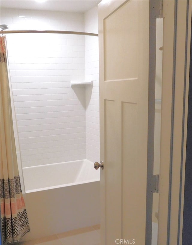 bathroom featuring shower / bathtub combination with curtain
