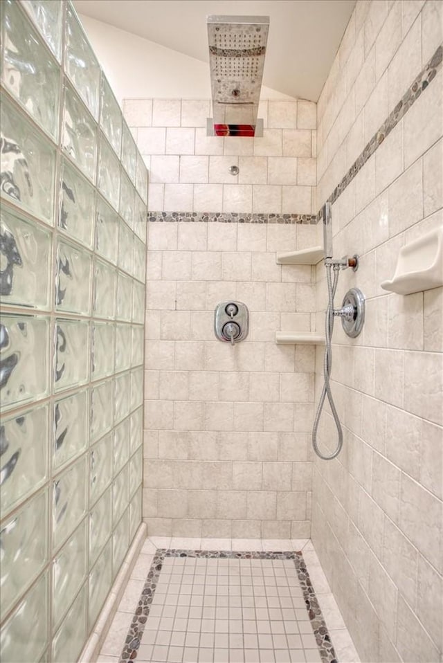 full bath with tiled shower