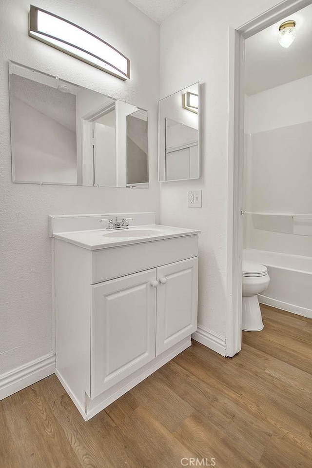 348 S Prospectors Rd Unit 8, Diamond Bar, CA 91765 - full bath featuring baseboards, toilet, wood finished floors, vanity, and a tub