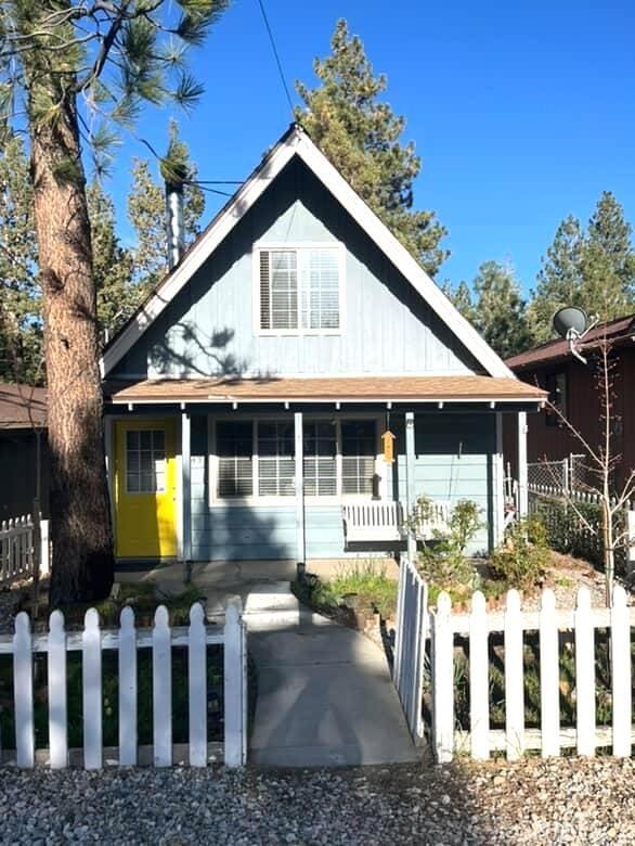 143 Cedar Ln, Sugarloaf, CA 92386 - view of front facade with a porch and a fenced front yard