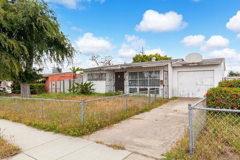 view of front of property featuring a fenced front yard and concrete driveway