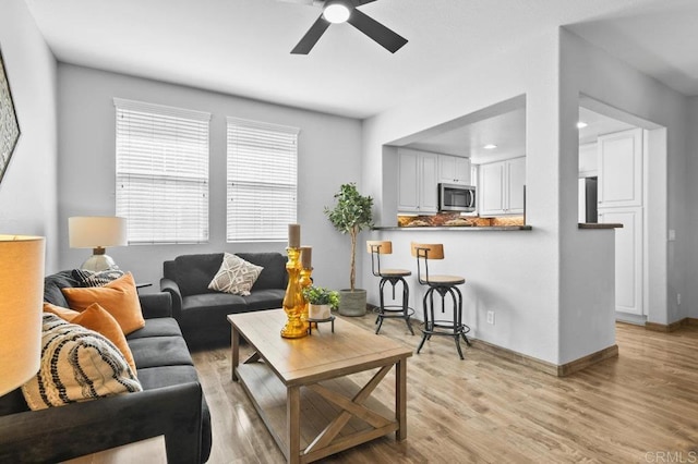 living area featuring light wood-style floors, recessed lighting, baseboards, and ceiling fan