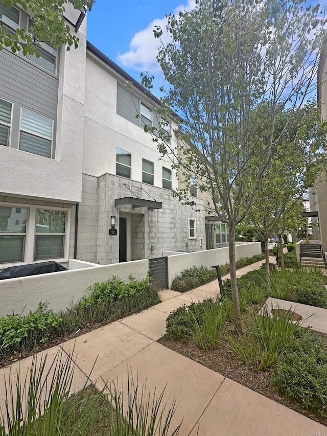 townhome / multi-family property featuring stucco siding