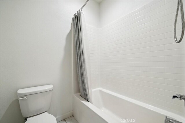 3860 S Oasis Paseo Unit 7, Ontario, CA 91761 - bathroom featuring baseboards, shower / bathtub combination with curtain, and toilet