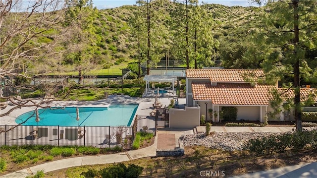 24239 Bella Ct, Newhall, CA 91321 - community pool with fence and a patio