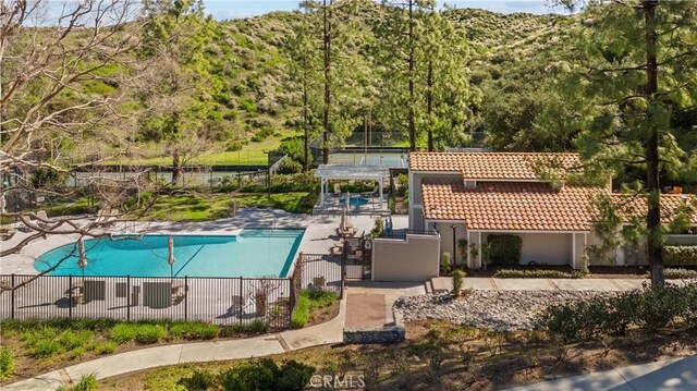 24239 Bella Ct, Newhall, CA 91321 - community pool with a patio area