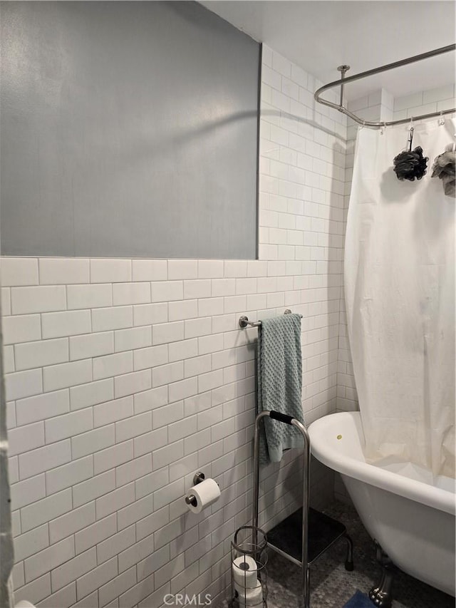 624 Cedar Ave, Long Beach, CA 90802 - bathroom with tile walls