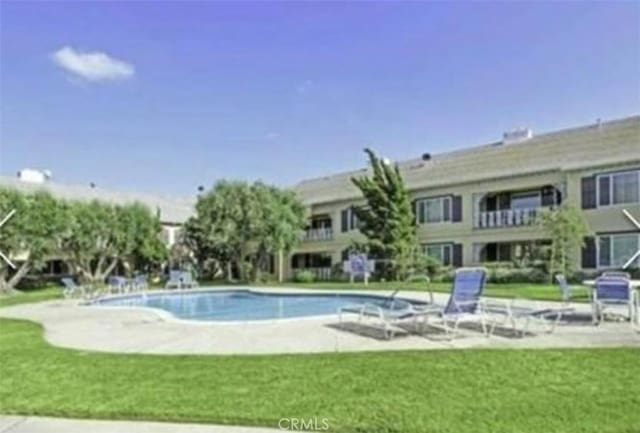 1600 S Pomona Ave Unit C3, Fullerton, CA 92832 - community pool with a yard and a patio area