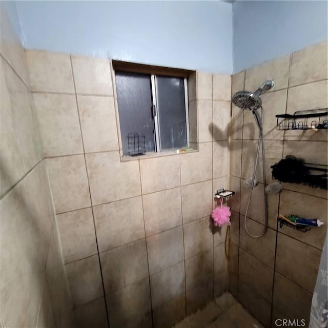 details featuring tiled shower