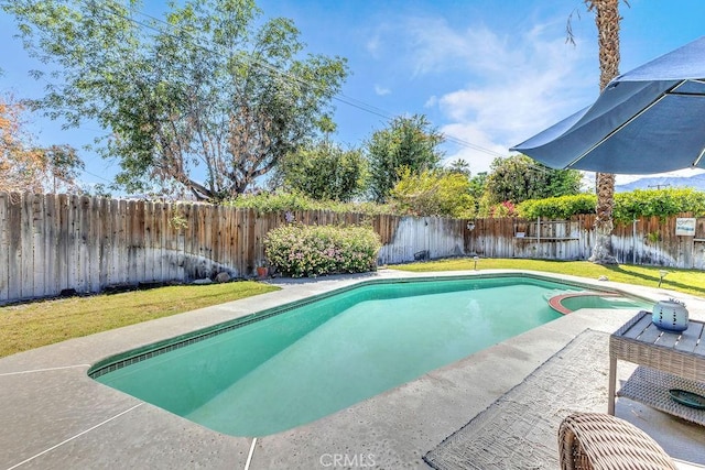 view of pool featuring a fenced backyard, a yard, a patio area, and a pool with connected hot tub