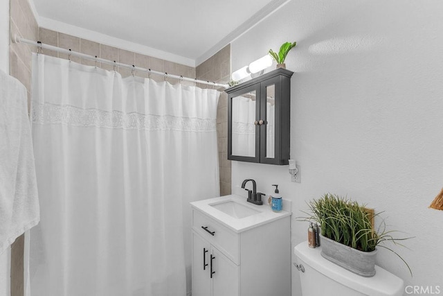 full bath with toilet, a shower with curtain, and vanity