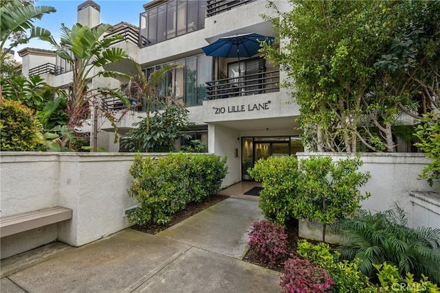 210 Lille Ln Unit 313, Newport Beach, CA 92663 - view of property with fence