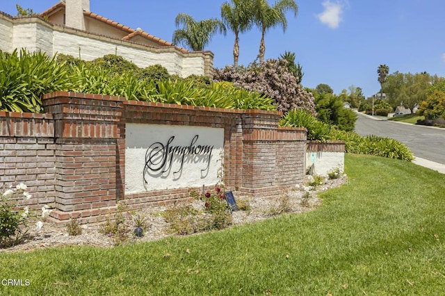 community sign featuring a yard