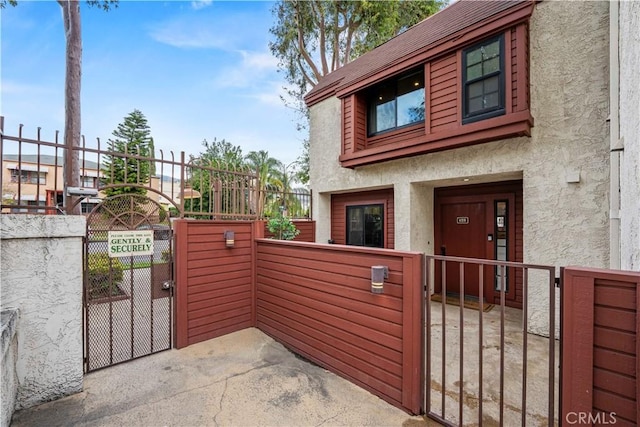 exterior space featuring a fenced front yard