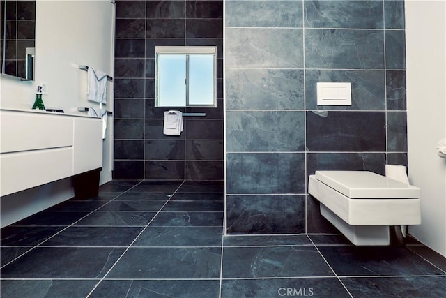 60810 Cole Ln, Landers, CA 92285 - bathroom featuring vanity and tile walls