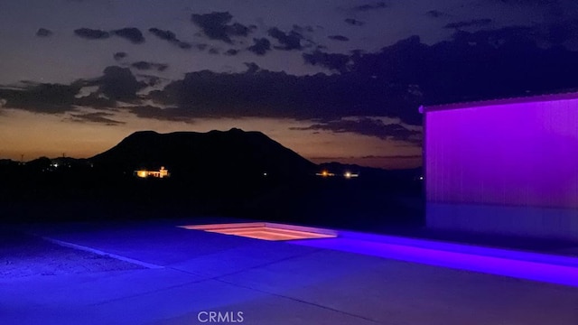 60810 Cole Ln, Landers, CA 92285 - view of swimming pool with an in-ground hot tub and a mountain view