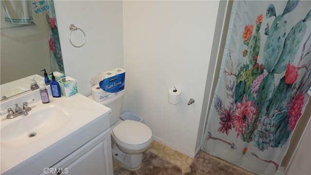 full bath with vanity, baseboards, toilet, and a shower with curtain