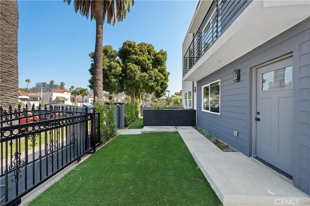 2937 W Blvd, Los Angeles, CA 90016 - view of yard featuring a balcony