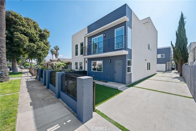 2937 W Blvd, Los Angeles, CA 90016 - view of front facade featuring a fenced front yard, a balcony, and stucco siding