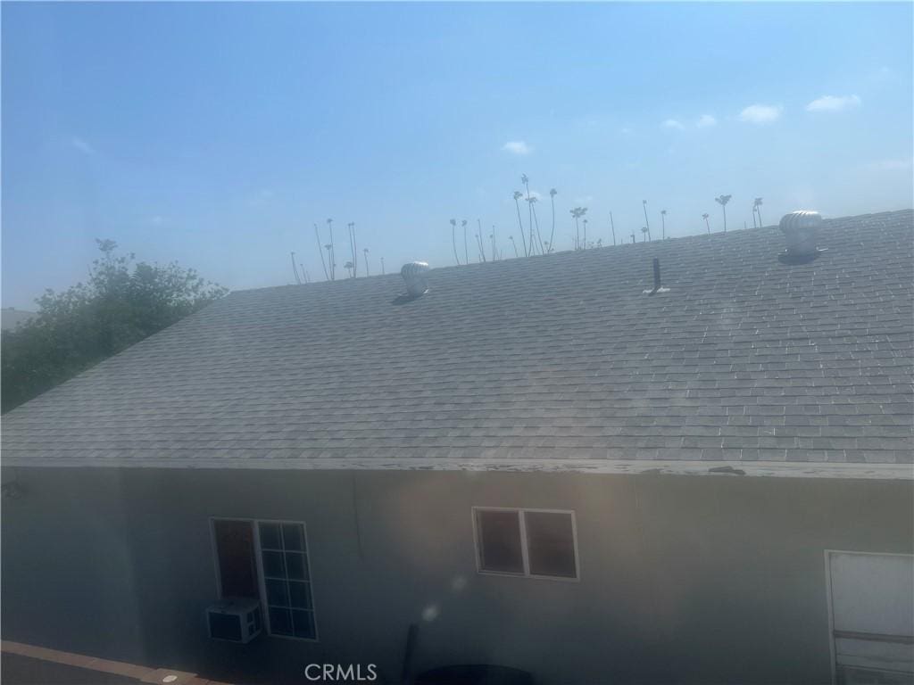 details featuring roof with shingles