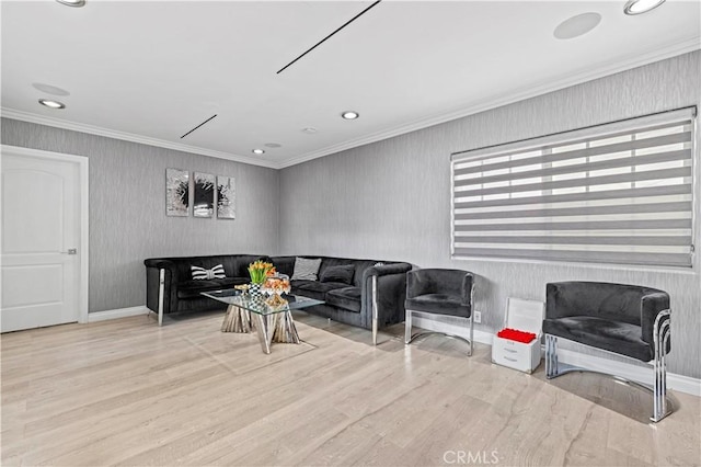 living room featuring crown molding, baseboards, recessed lighting, and wood finished floors
