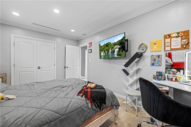 bedroom with crown molding, a closet, wood finished floors, baseboards, and recessed lighting