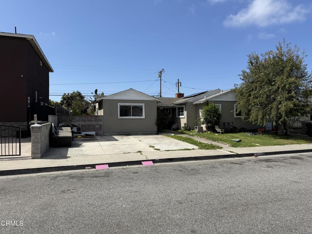 1438 W Guava St, Oxnard, CA 93033 - view of front of home with fence