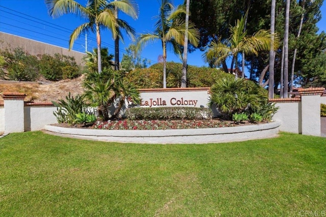 community sign with a yard