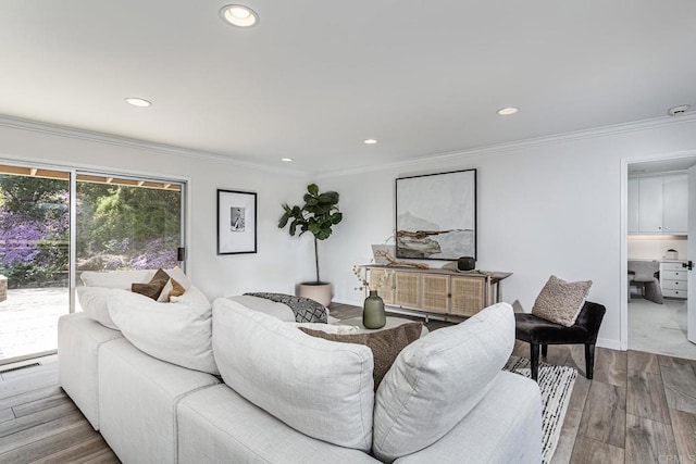 living room featuring crown molding, recessed lighting, and wood finished floors
