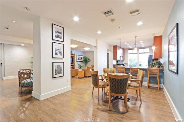 dining space featuring recessed lighting, baseboards, visible vents, and light wood-style flooring