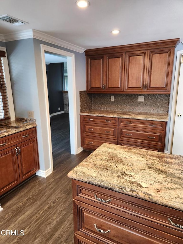 kitchen featuring visible vents, ornamental molding, dark wood finished floors, and tasteful backsplash