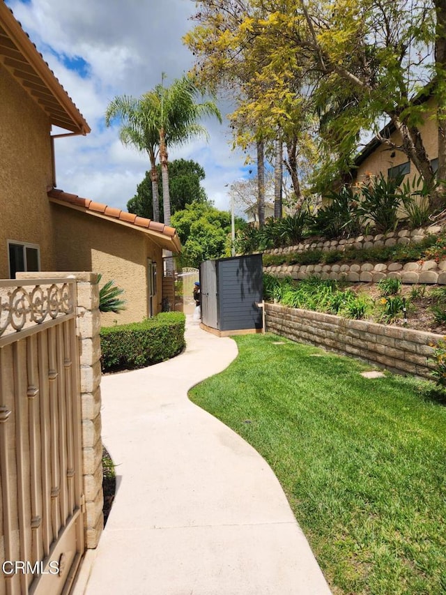 view of yard with an outdoor structure