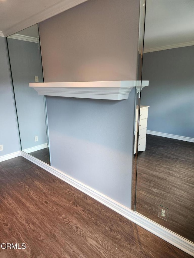 room details with baseboards, ornamental molding, and wood finished floors