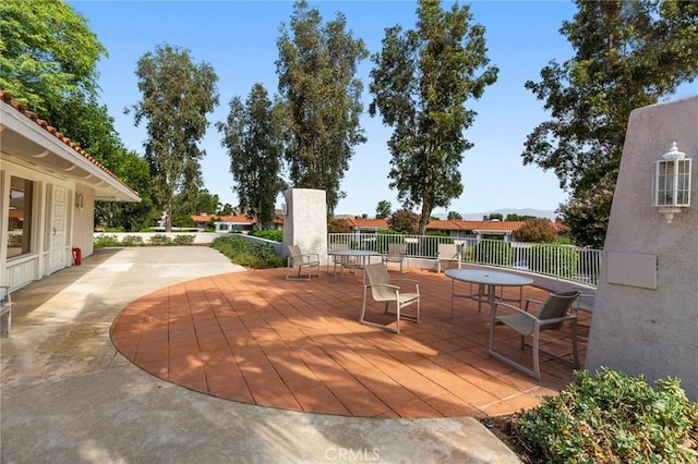 40N Calle Aragon, Laguna Woods, CA 92637 - view of patio / terrace with fence