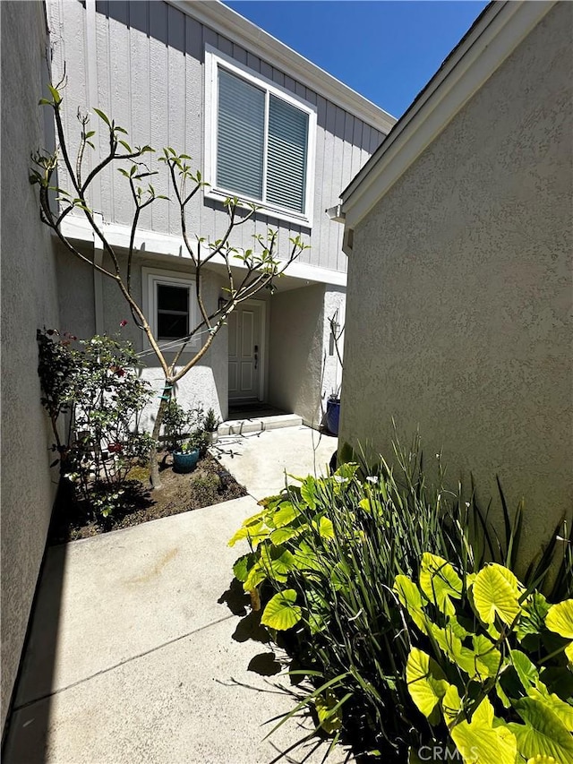 view of exterior entry featuring stucco siding