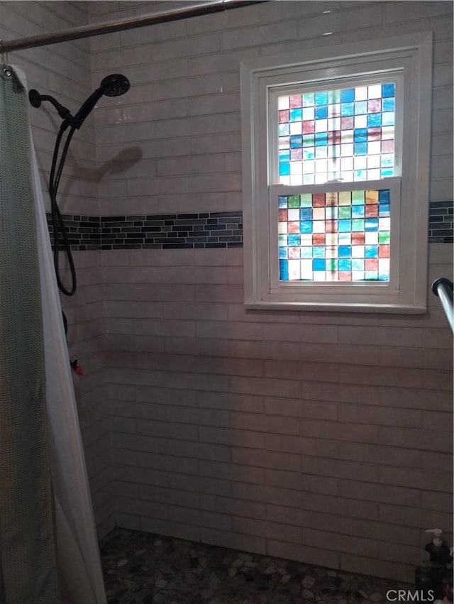 bathroom featuring a tile shower