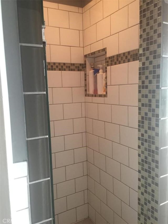 bathroom featuring a tile shower