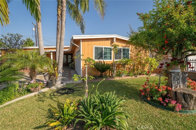 view of front of property with a front lawn