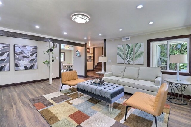 living area featuring baseboards, recessed lighting, wood finished floors, and visible vents