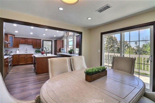 dining area with visible vents, recessed lighting, and dark wood finished floors