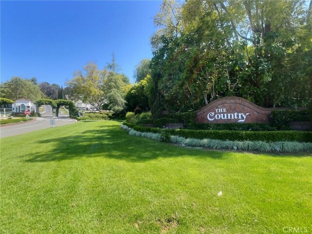 community sign featuring a yard