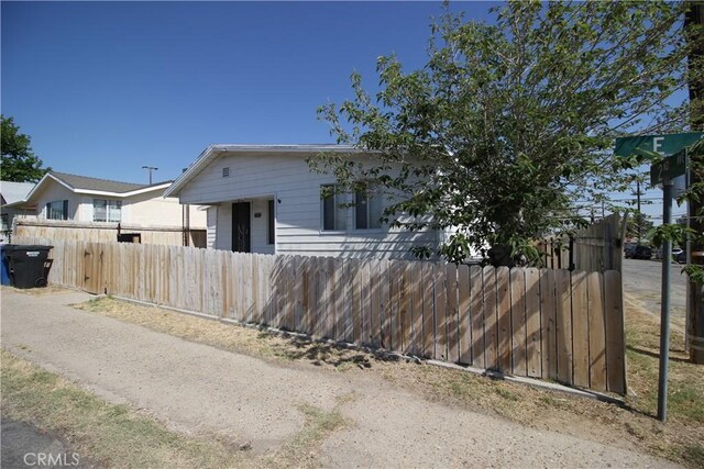 200 E St, Taft, CA 93268 - bungalow-style house with fence