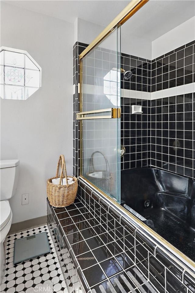 3571 White Wolf Ct, Merced, CA 95340 - bathroom with toilet, tiled shower, tile patterned floors, and plenty of natural light