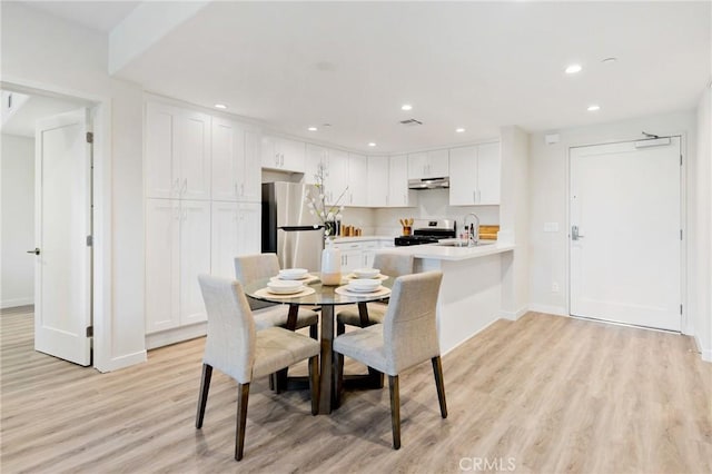 dining space with baseboards, recessed lighting, visible vents, and light wood-type flooring