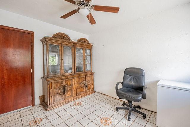 sitting room with a ceiling fan