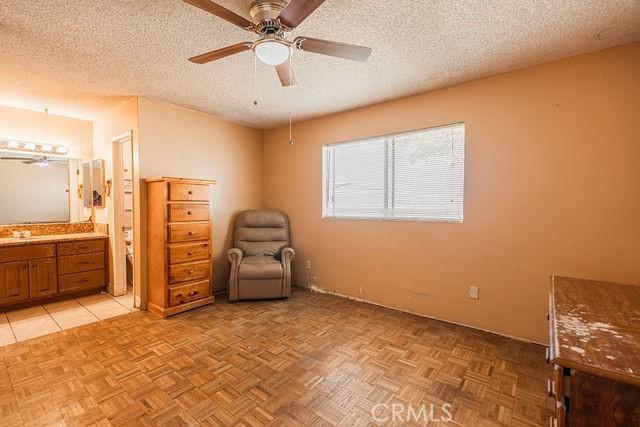 unfurnished room featuring a textured ceiling and ceiling fan